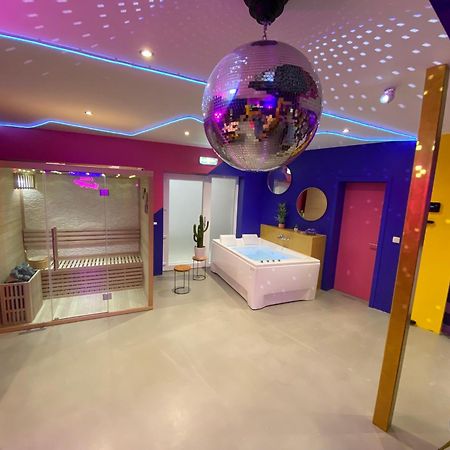 Capsule Boogie-Woogie - Jacuzzi - Sauna - Billard - Jeux - Ecran Geant - Filet Suspendu - Netflix La Louvière Extérieur photo