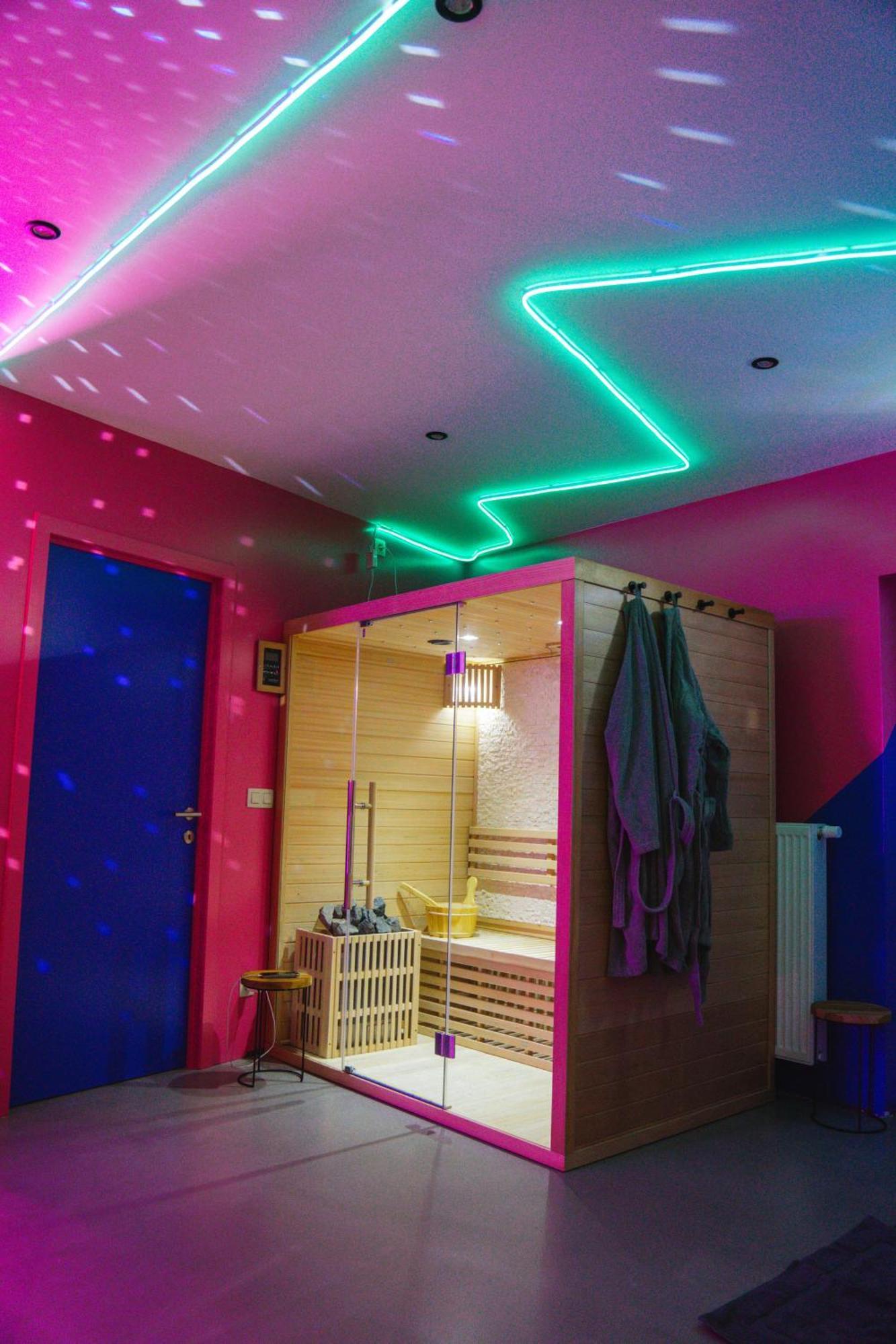 Capsule Boogie-Woogie - Jacuzzi - Sauna - Billard - Jeux - Ecran Geant - Filet Suspendu - Netflix La Louvière Extérieur photo