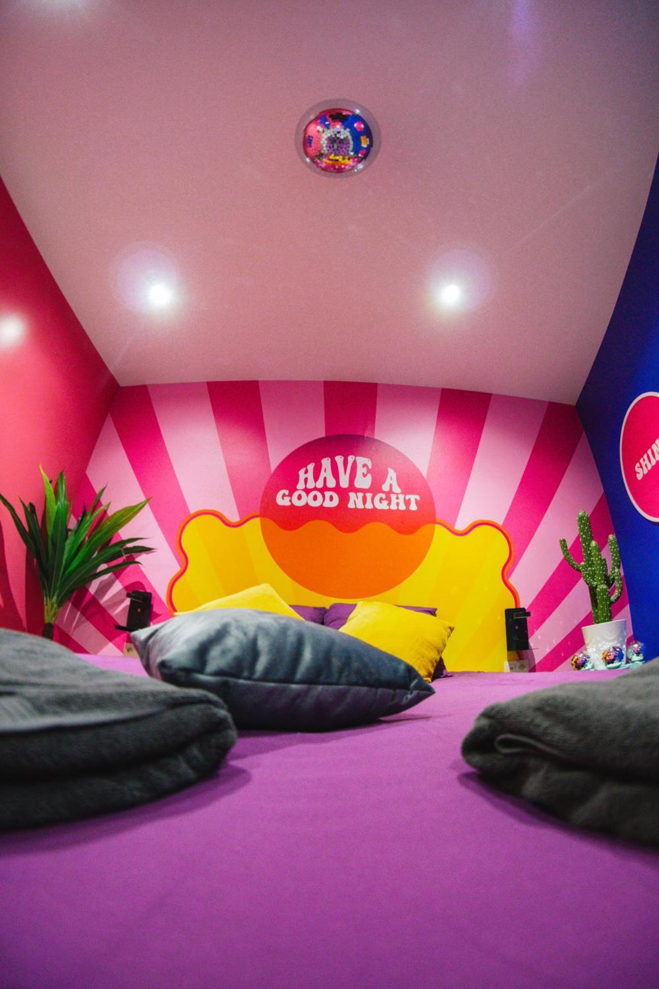 Capsule Boogie-Woogie - Jacuzzi - Sauna - Billard - Jeux - Ecran Geant - Filet Suspendu - Netflix La Louvière Extérieur photo