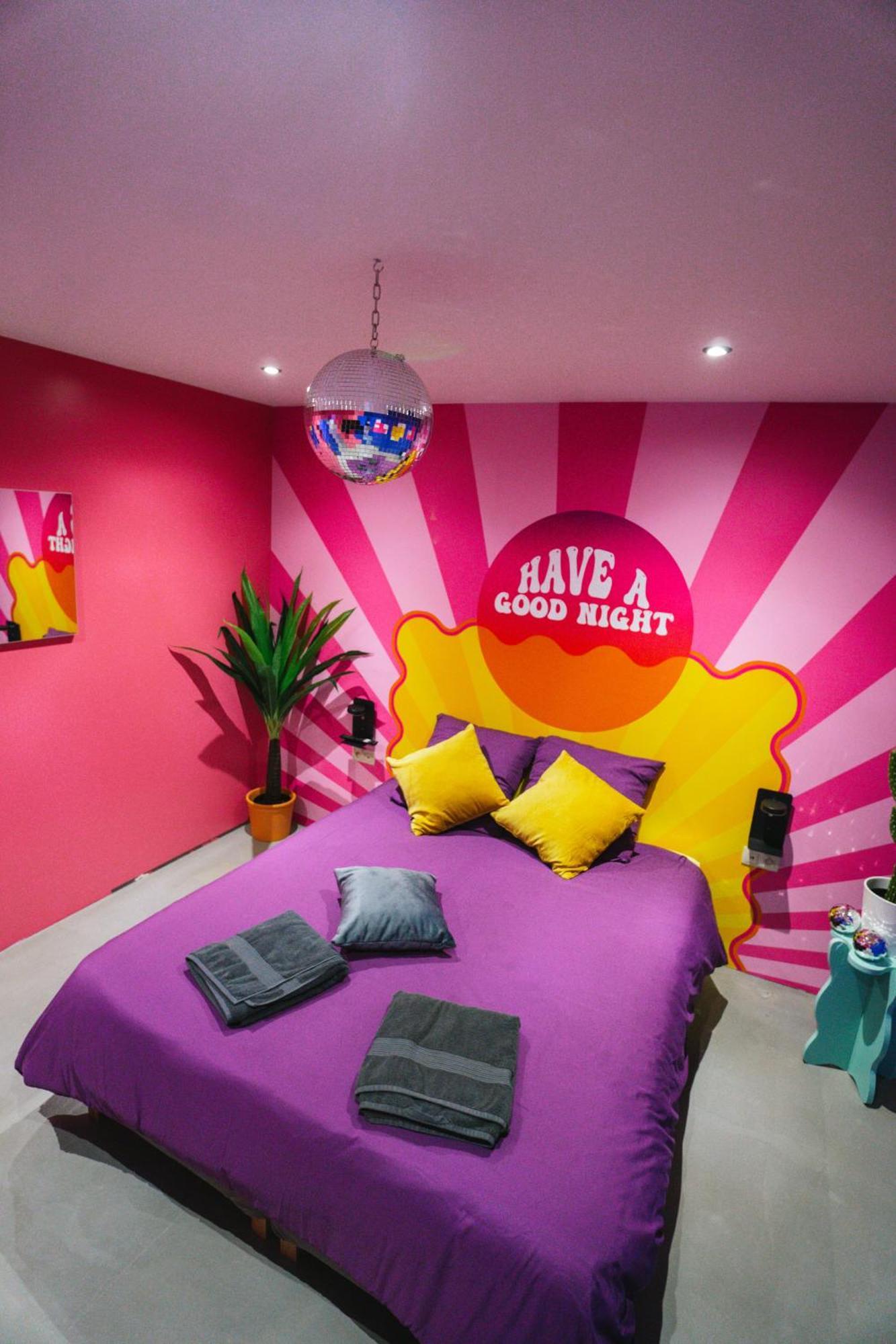 Capsule Boogie-Woogie - Jacuzzi - Sauna - Billard - Jeux - Ecran Geant - Filet Suspendu - Netflix La Louvière Extérieur photo
