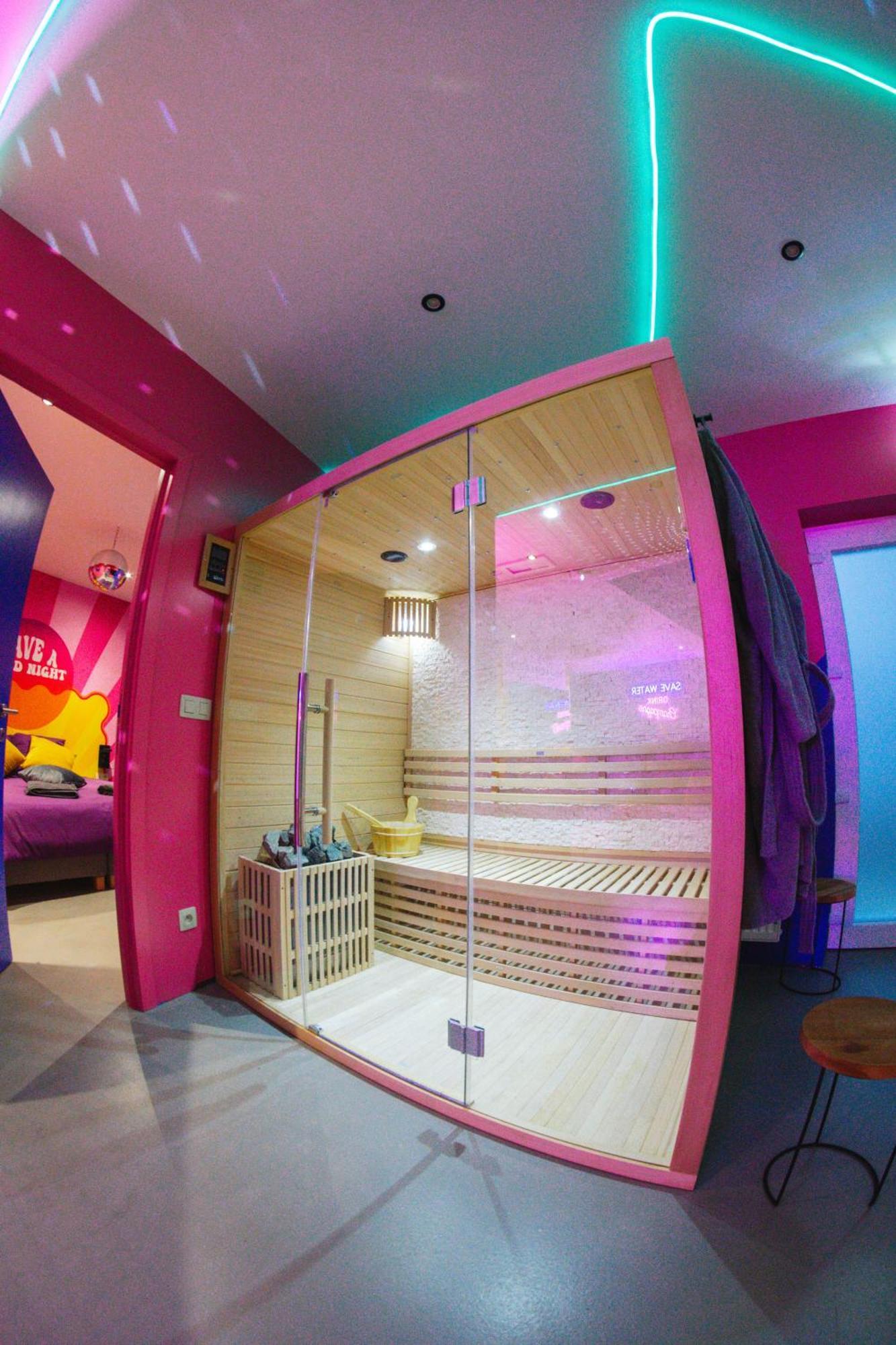 Capsule Boogie-Woogie - Jacuzzi - Sauna - Billard - Jeux - Ecran Geant - Filet Suspendu - Netflix La Louvière Extérieur photo