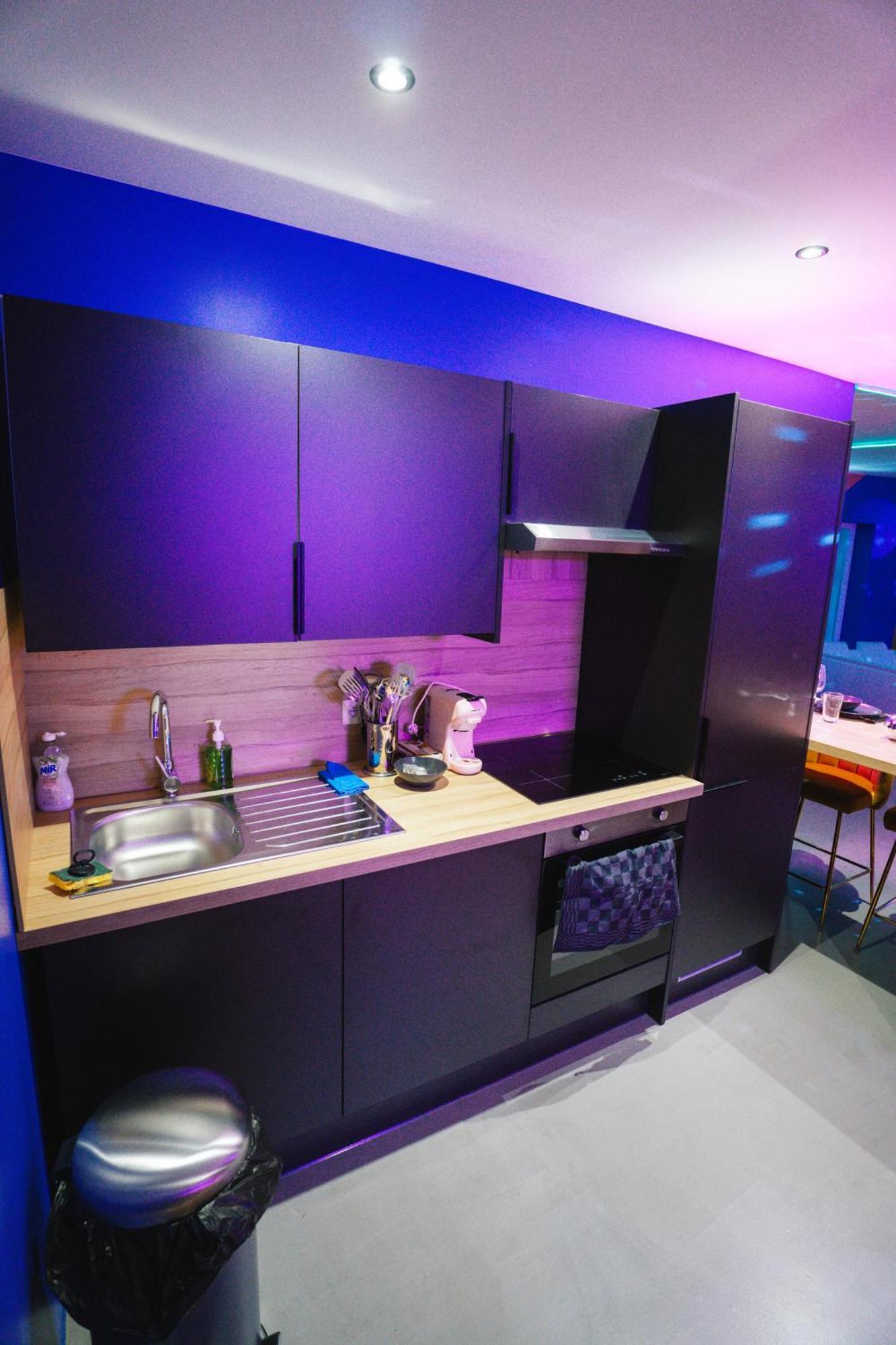 Capsule Boogie-Woogie - Jacuzzi - Sauna - Billard - Jeux - Ecran Geant - Filet Suspendu - Netflix La Louvière Extérieur photo