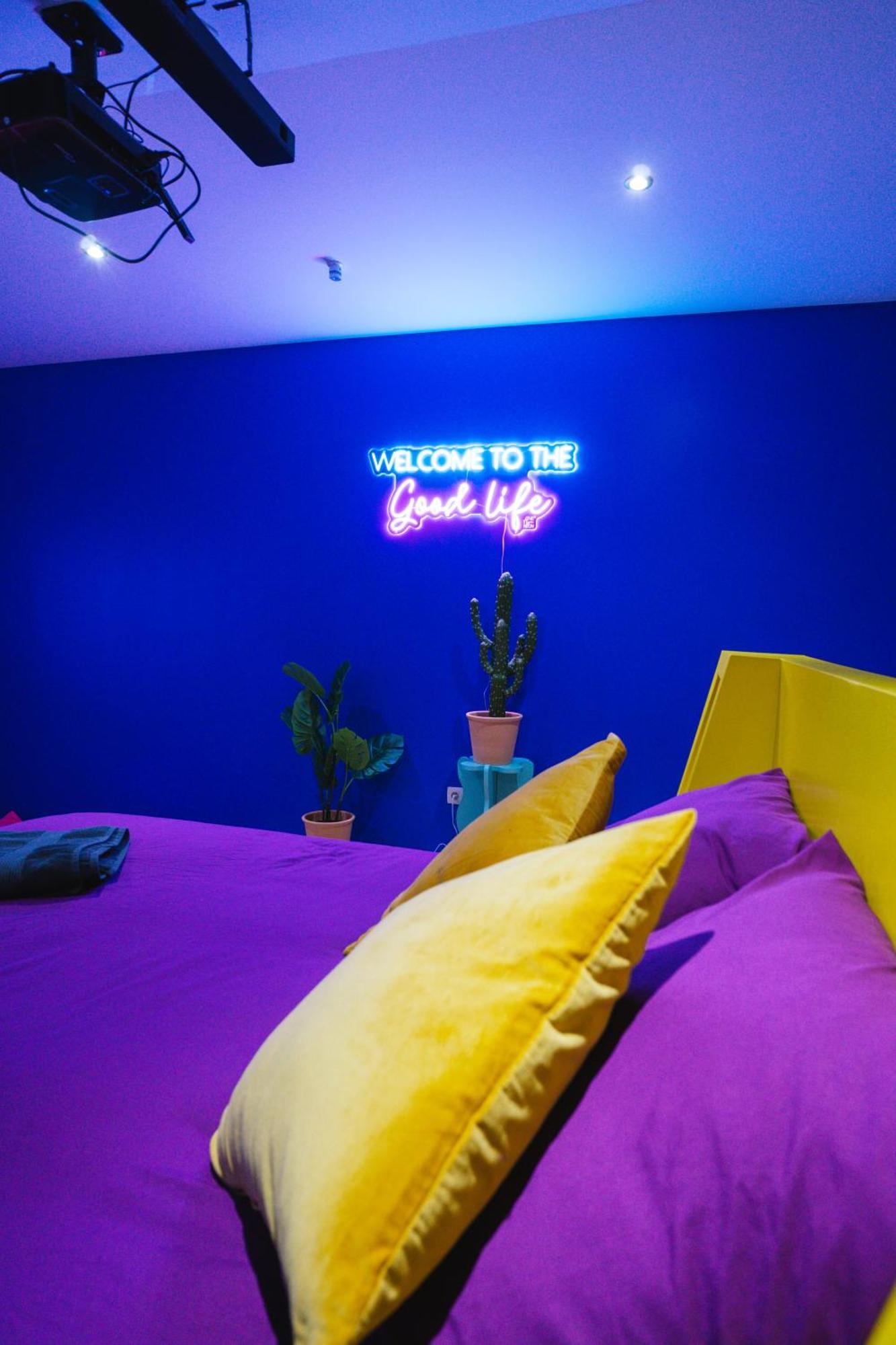 Capsule Boogie-Woogie - Jacuzzi - Sauna - Billard - Jeux - Ecran Geant - Filet Suspendu - Netflix La Louvière Extérieur photo