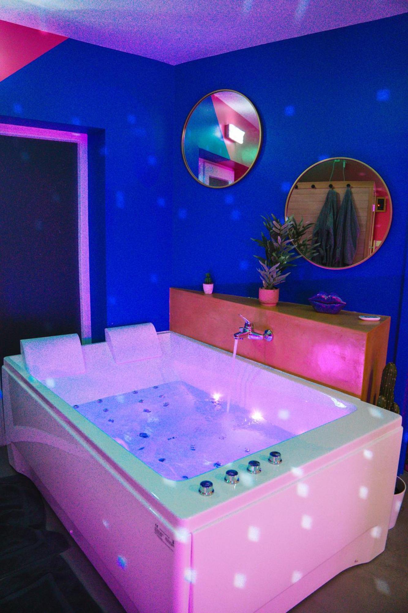 Capsule Boogie-Woogie - Jacuzzi - Sauna - Billard - Jeux - Ecran Geant - Filet Suspendu - Netflix La Louvière Extérieur photo