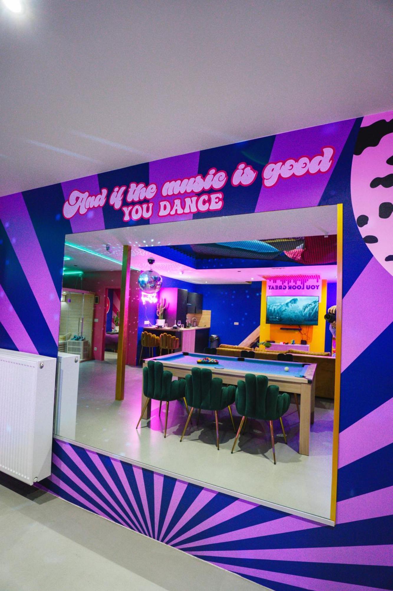 Capsule Boogie-Woogie - Jacuzzi - Sauna - Billard - Jeux - Ecran Geant - Filet Suspendu - Netflix La Louvière Extérieur photo