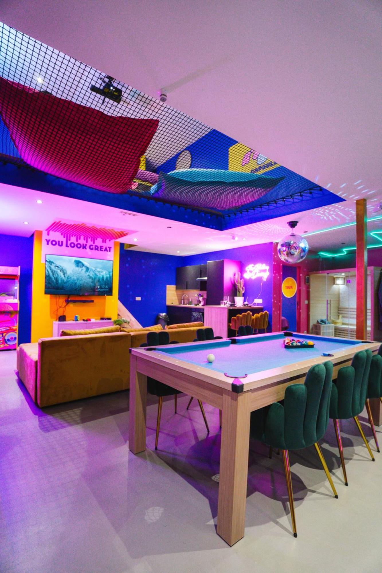 Capsule Boogie-Woogie - Jacuzzi - Sauna - Billard - Jeux - Ecran Geant - Filet Suspendu - Netflix La Louvière Extérieur photo