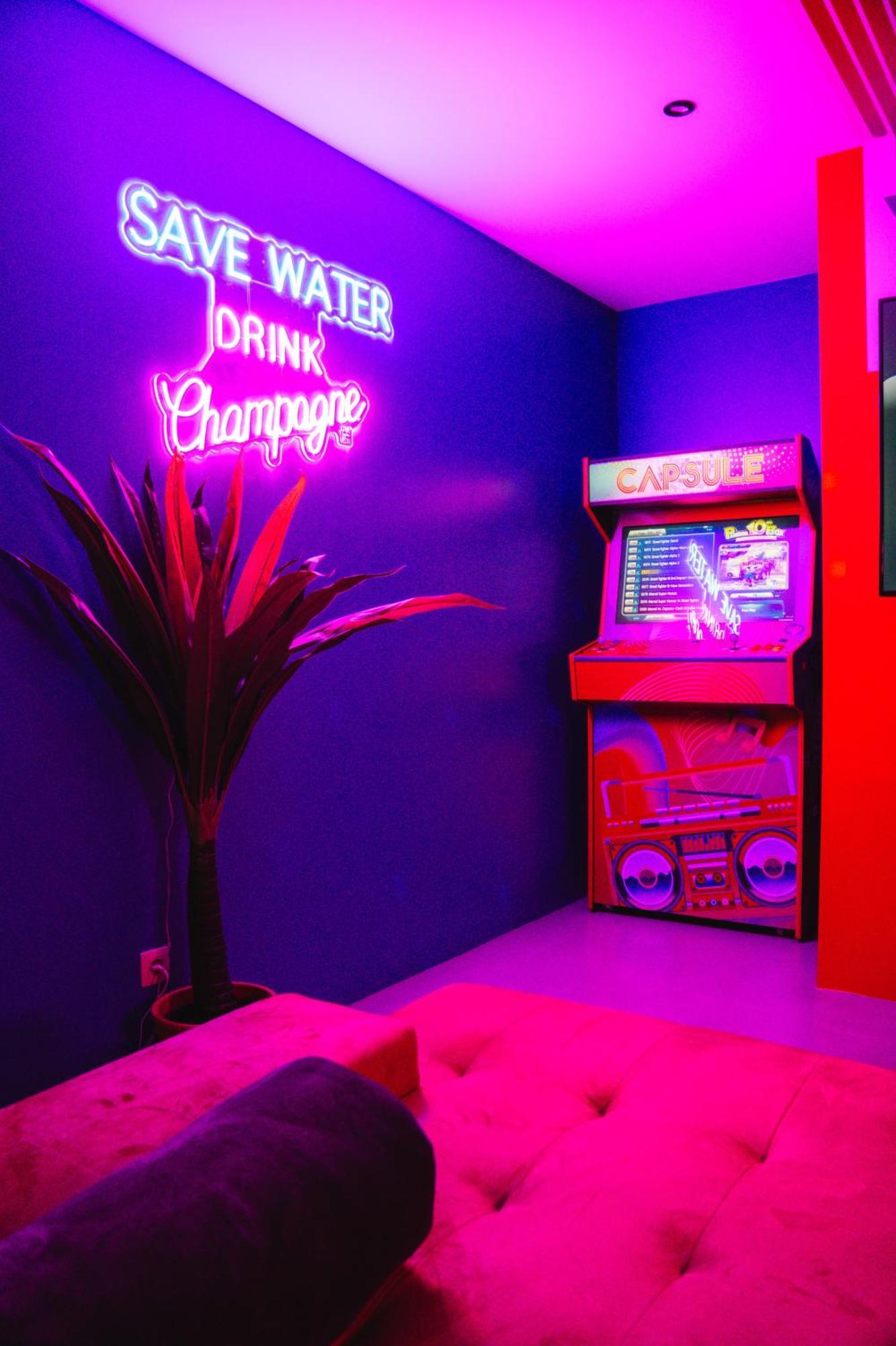 Capsule Boogie-Woogie - Jacuzzi - Sauna - Billard - Jeux - Ecran Geant - Filet Suspendu - Netflix La Louvière Extérieur photo