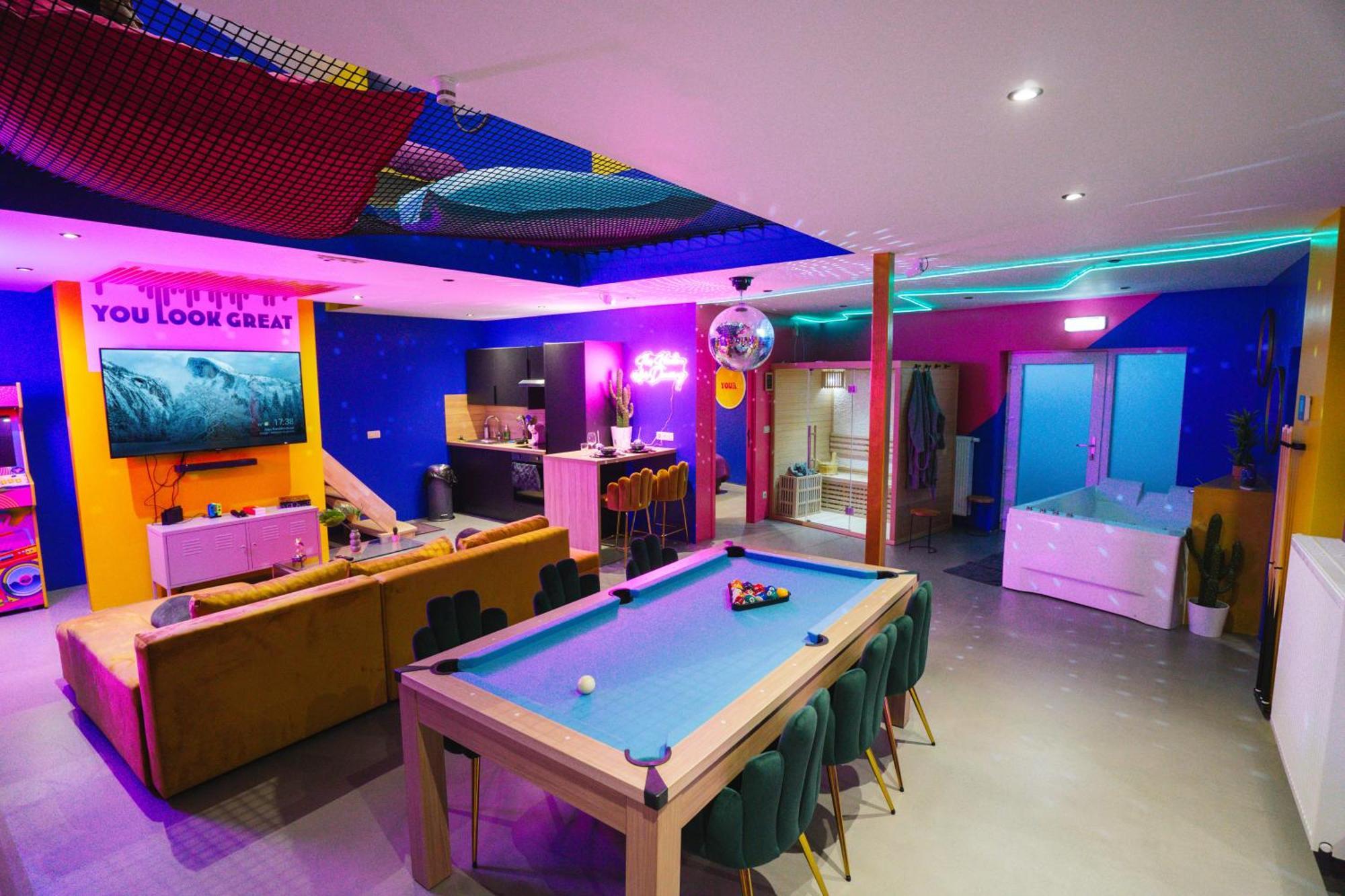 Capsule Boogie-Woogie - Jacuzzi - Sauna - Billard - Jeux - Ecran Geant - Filet Suspendu - Netflix La Louvière Extérieur photo