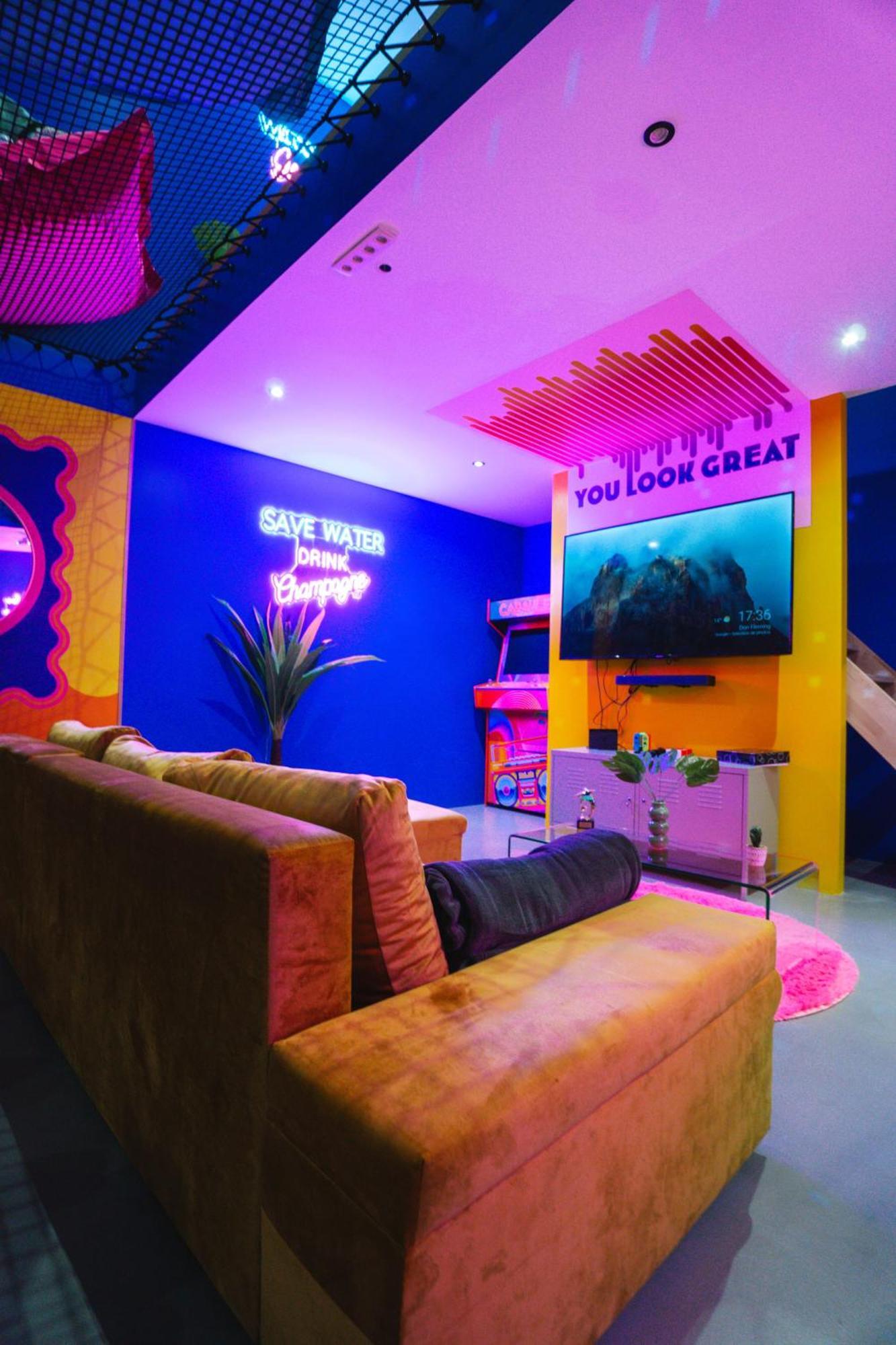 Capsule Boogie-Woogie - Jacuzzi - Sauna - Billard - Jeux - Ecran Geant - Filet Suspendu - Netflix La Louvière Extérieur photo
