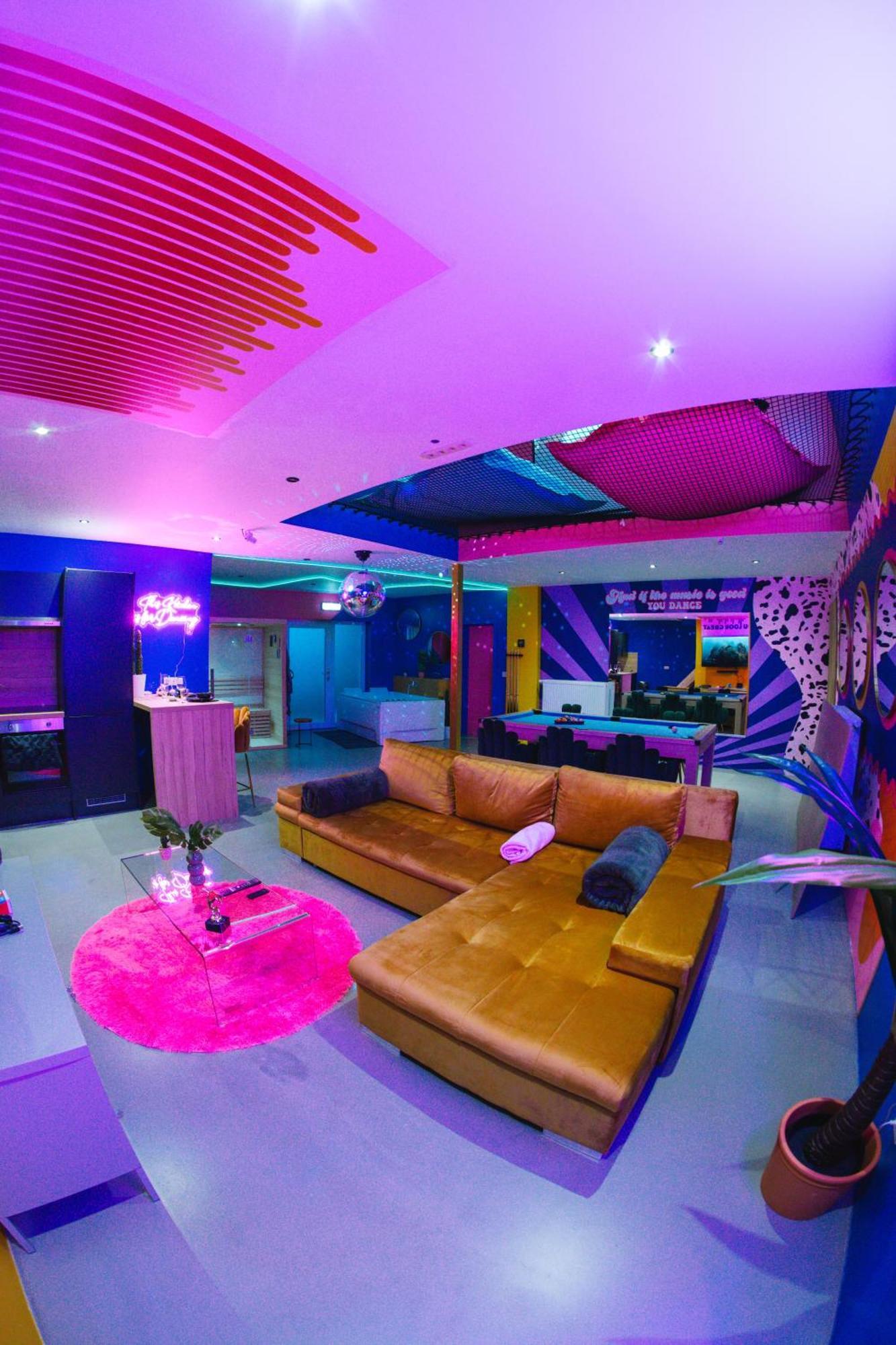 Capsule Boogie-Woogie - Jacuzzi - Sauna - Billard - Jeux - Ecran Geant - Filet Suspendu - Netflix La Louvière Extérieur photo