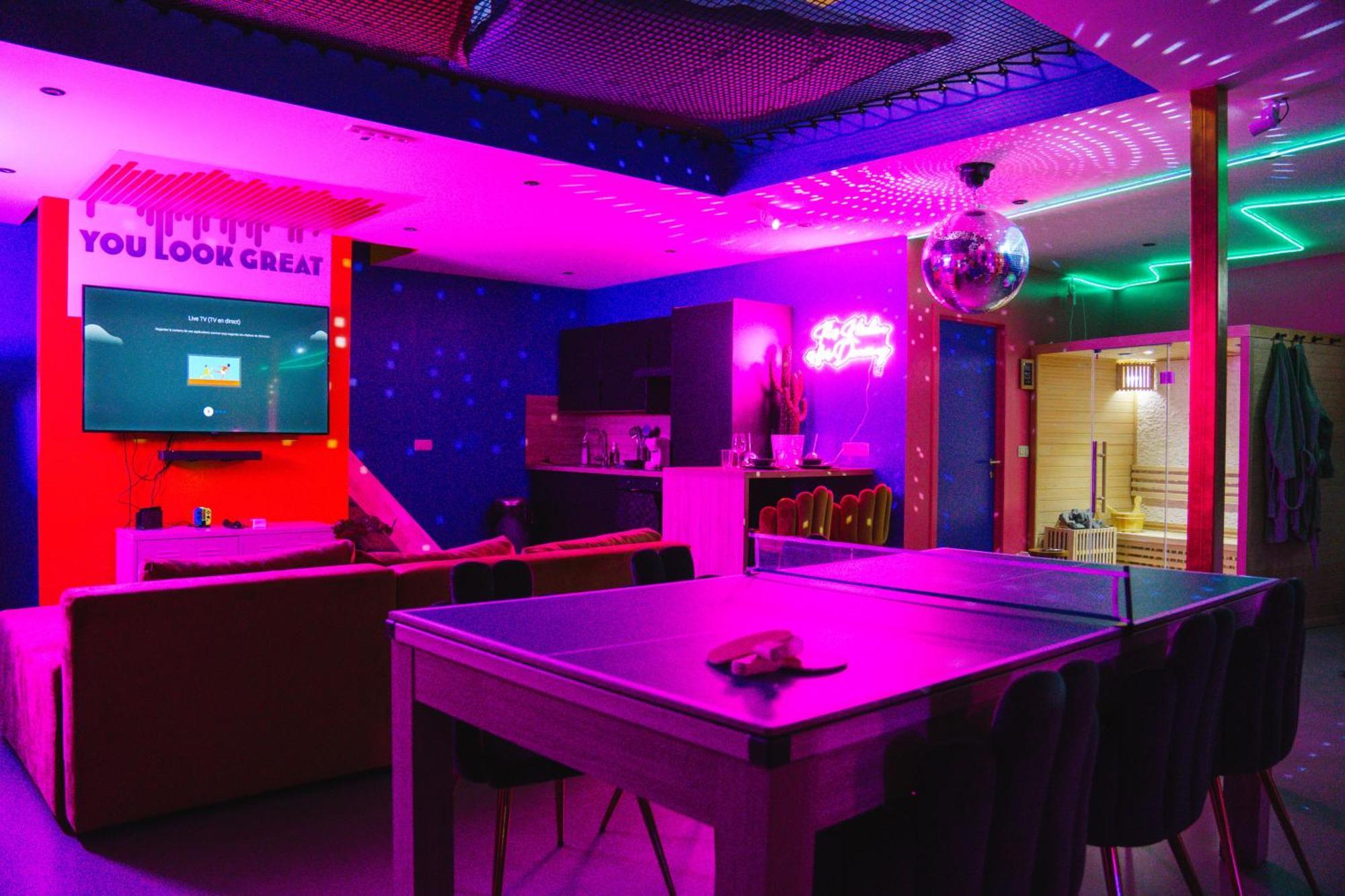 Capsule Boogie-Woogie - Jacuzzi - Sauna - Billard - Jeux - Ecran Geant - Filet Suspendu - Netflix La Louvière Extérieur photo