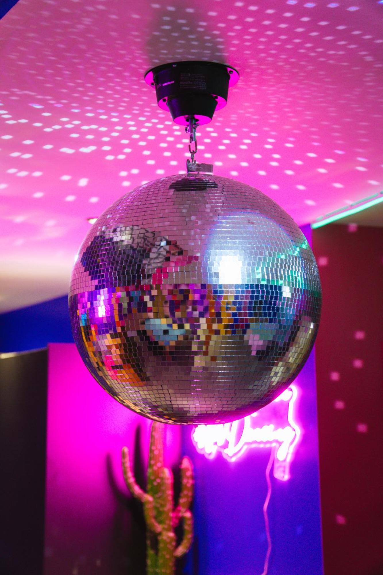 Capsule Boogie-Woogie - Jacuzzi - Sauna - Billard - Jeux - Ecran Geant - Filet Suspendu - Netflix La Louvière Extérieur photo