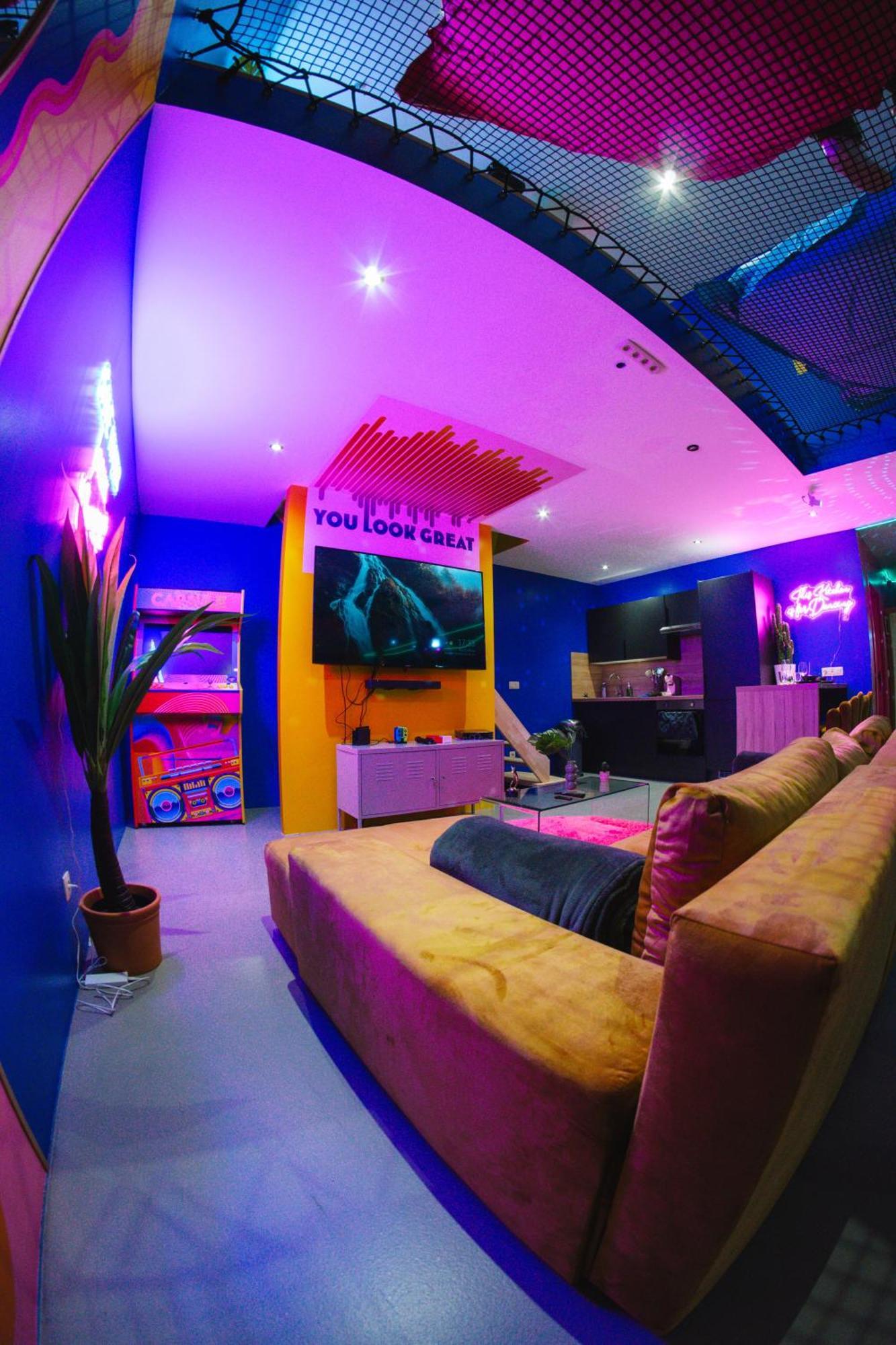 Capsule Boogie-Woogie - Jacuzzi - Sauna - Billard - Jeux - Ecran Geant - Filet Suspendu - Netflix La Louvière Extérieur photo