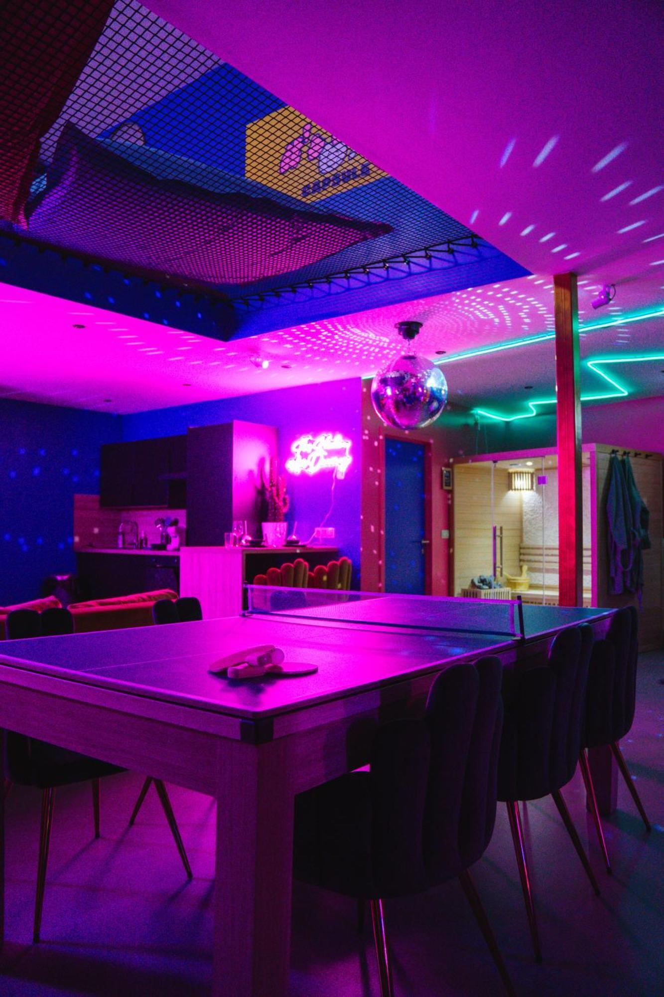 Capsule Boogie-Woogie - Jacuzzi - Sauna - Billard - Jeux - Ecran Geant - Filet Suspendu - Netflix La Louvière Extérieur photo