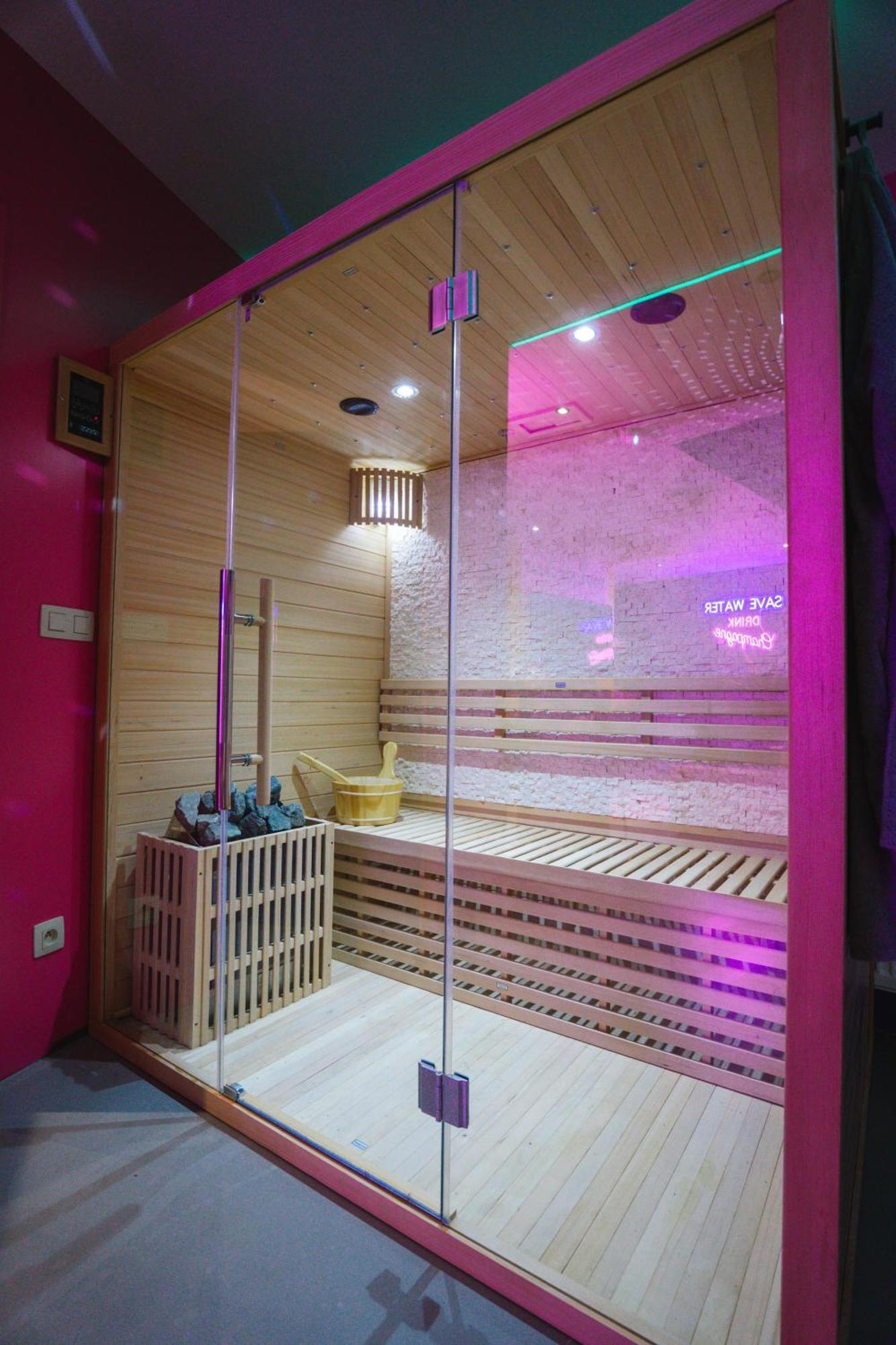 Capsule Boogie-Woogie - Jacuzzi - Sauna - Billard - Jeux - Ecran Geant - Filet Suspendu - Netflix La Louvière Extérieur photo