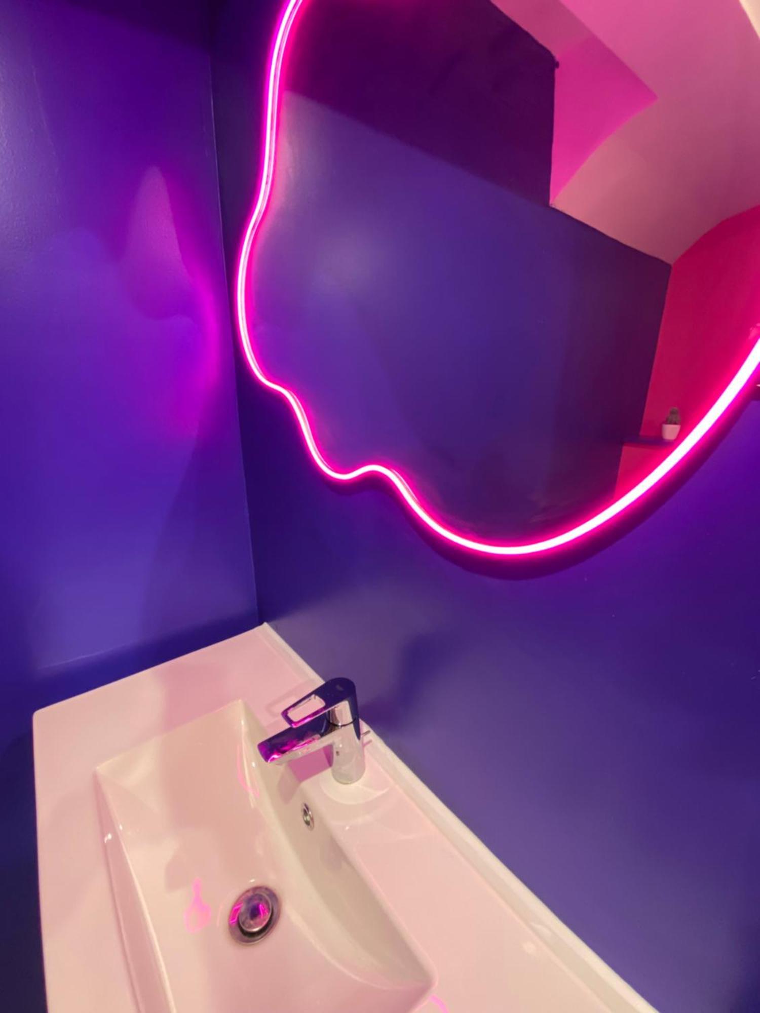 Capsule Boogie-Woogie - Jacuzzi - Sauna - Billard - Jeux - Ecran Geant - Filet Suspendu - Netflix La Louvière Extérieur photo
